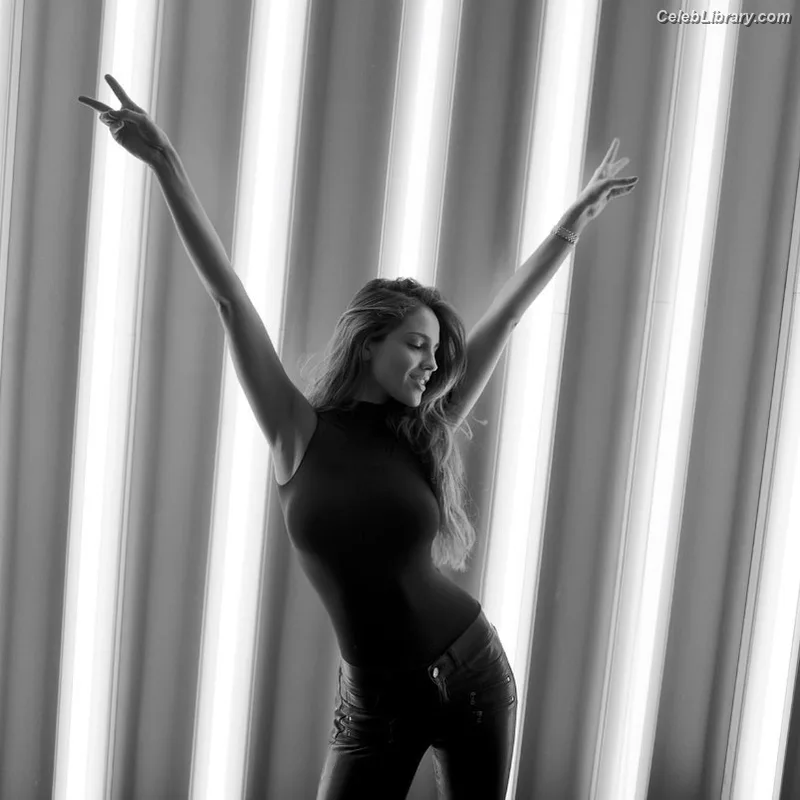 Eiza Gonzalez photo 13 of 1935