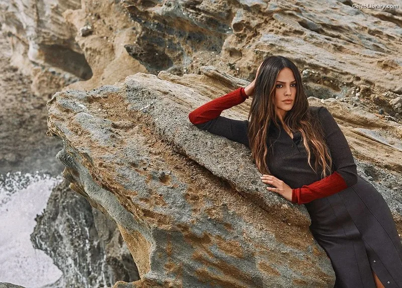 Eiza Gonzalez photo 3 of 1935