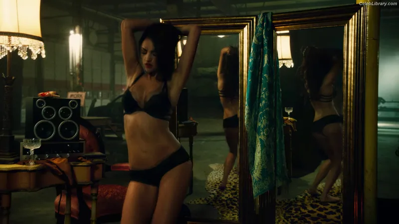 Eiza Gonzalez photo 12 of 1935