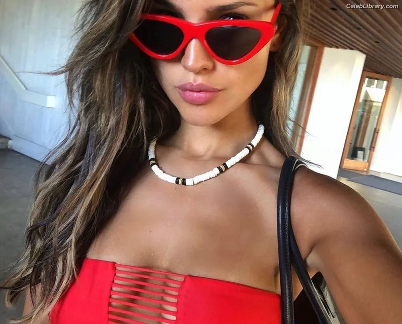 Eiza Gonzalez photo 16 of 1935