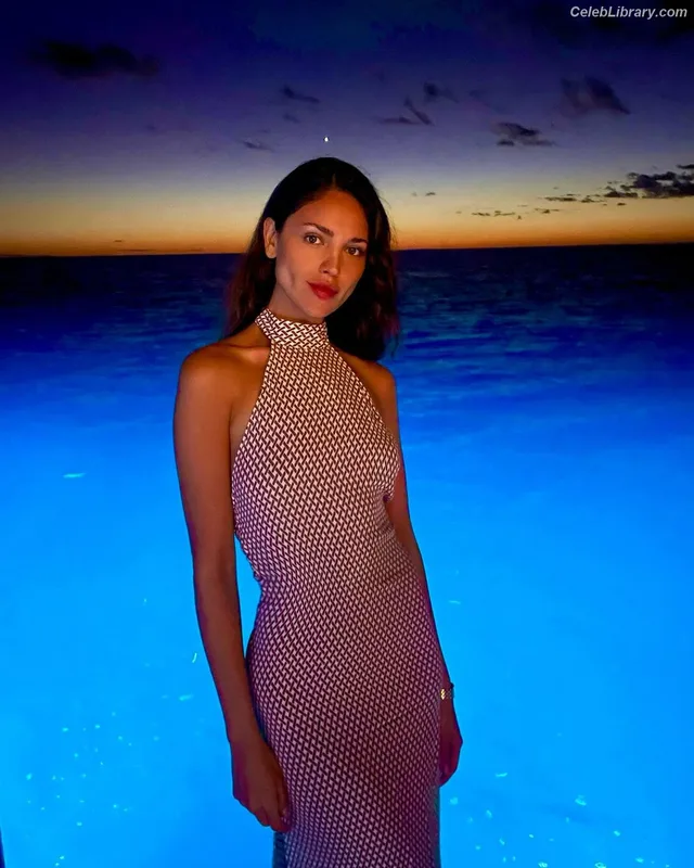 Eiza Gonzalez photo 16 of 1935