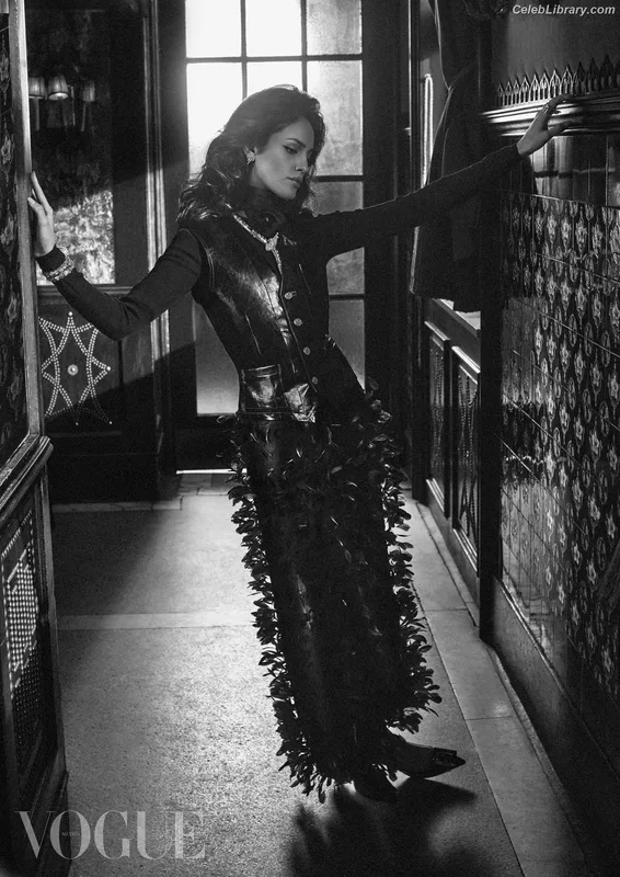 Eiza Gonzalez photo 3 of 1935
