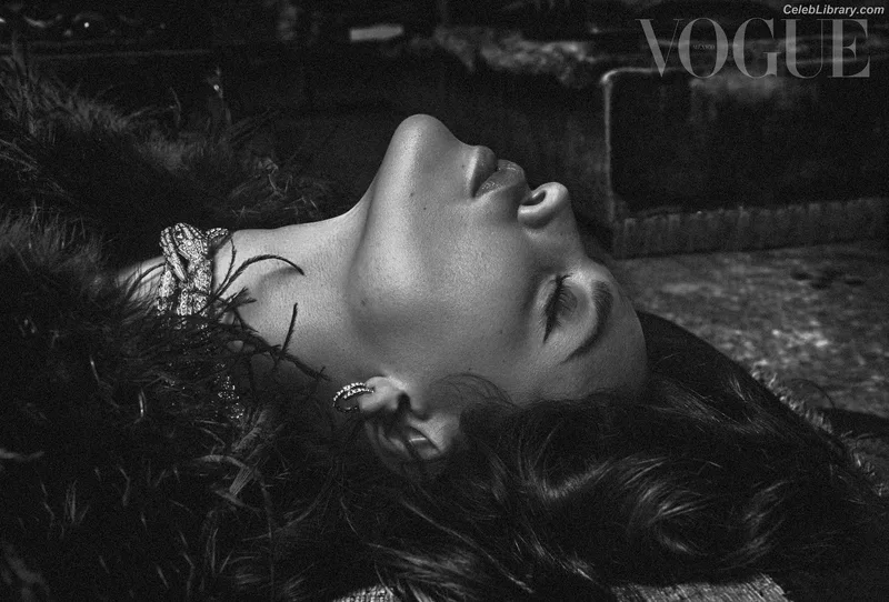 Eiza Gonzalez photo 13 of 1935