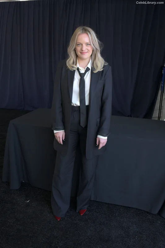 Elisabeth Moss photo 23 of 187
