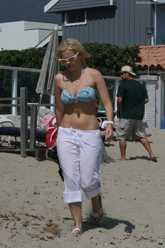 Elisha Cuthbert photo 5 of 246