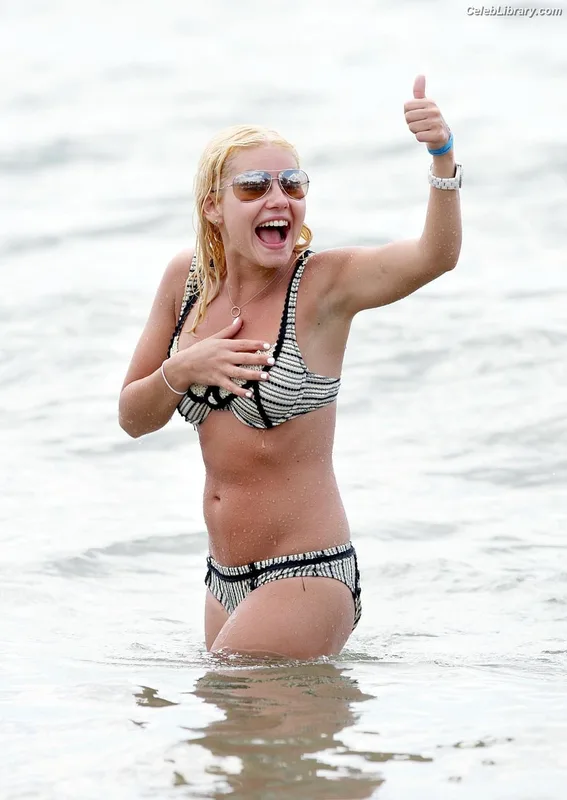 Elisha Cuthbert photo 1 of 246