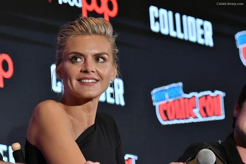 Eliza Coupe photo 22 of 23