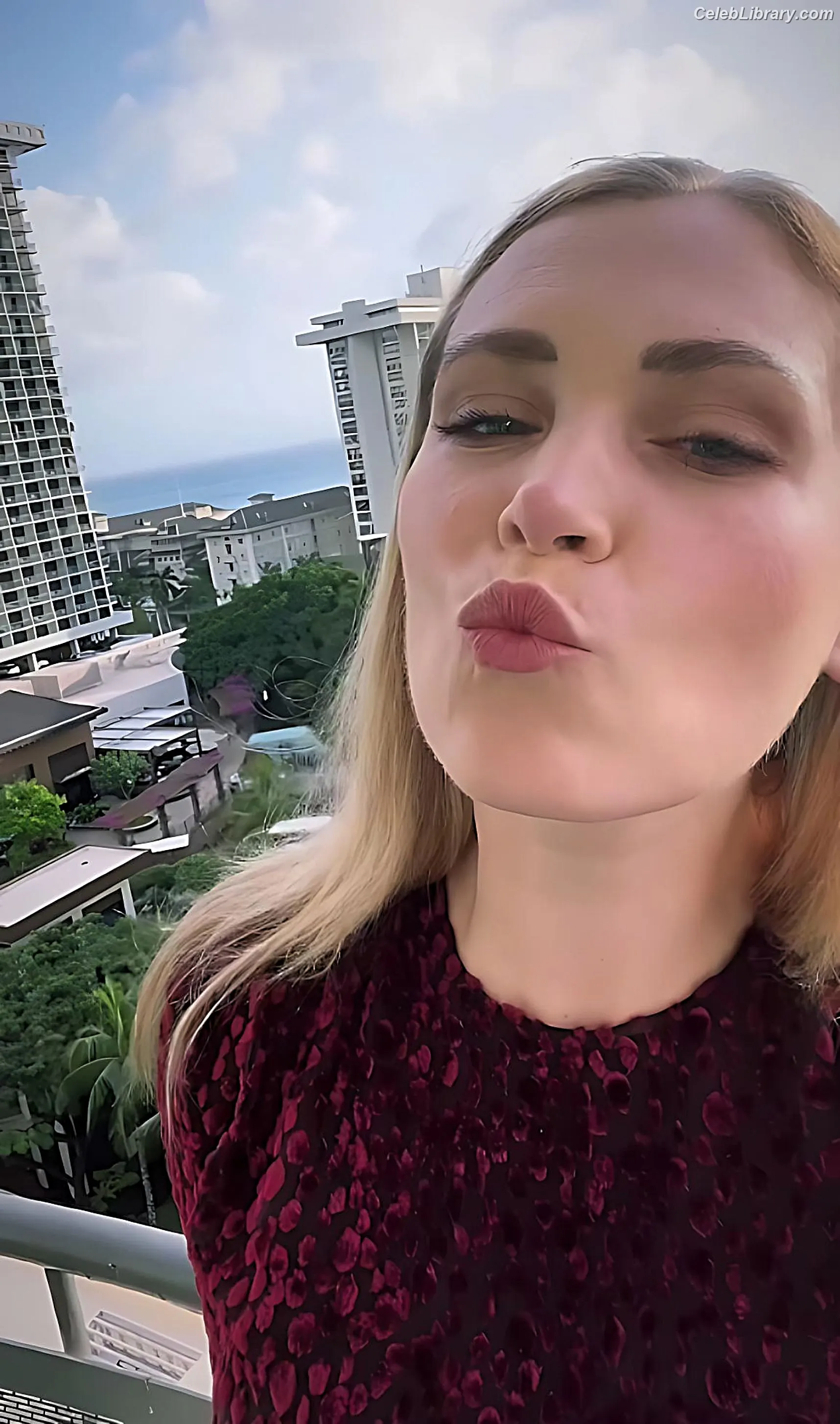 Eliza Taylor photo 4 of 157