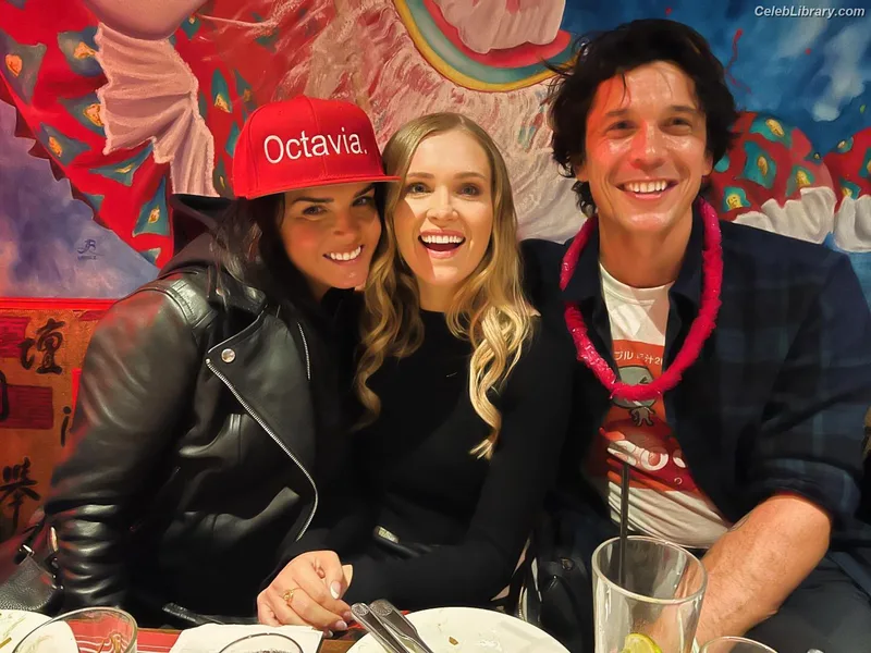 Eliza Taylor photo 10 of 158