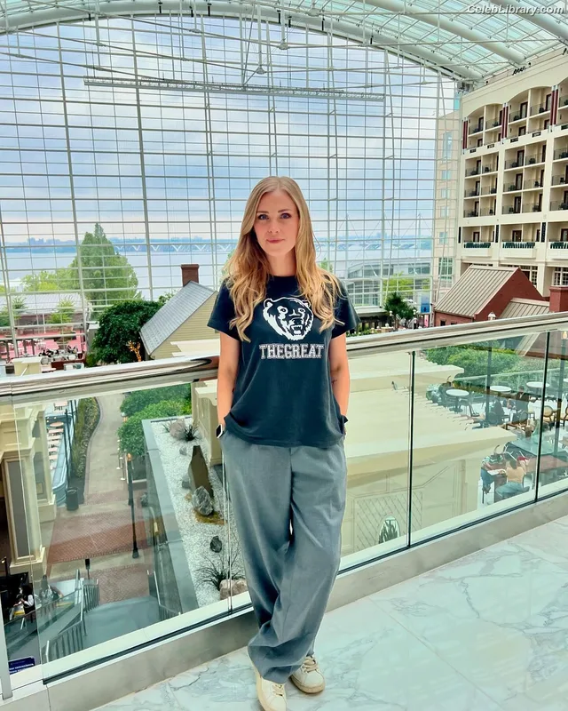 Eliza Taylor photo 22 of 158