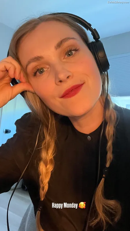 Eliza Taylor photo 10 of 158