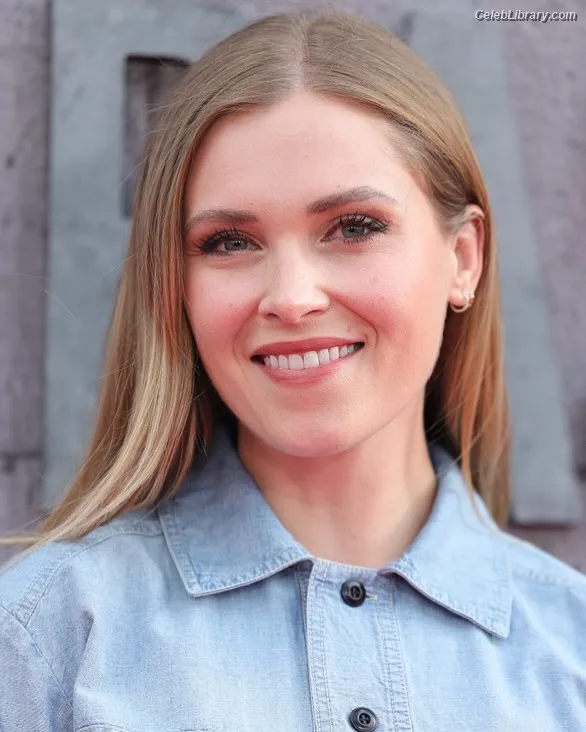 Eliza Taylor photo 6 of 158