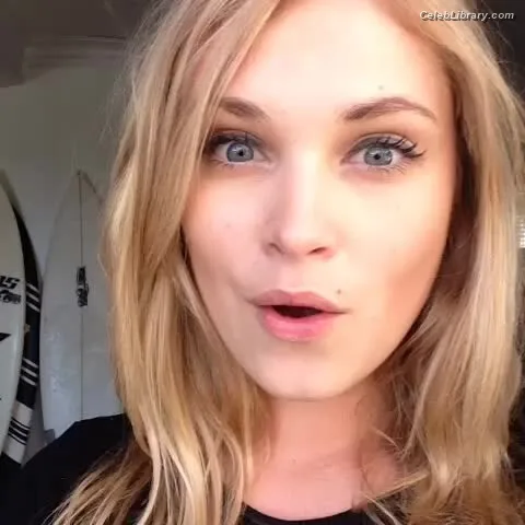Eliza Taylor photo 16 of 158