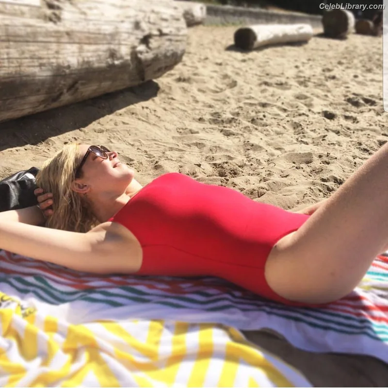 Eliza Taylor photo 18 of 158