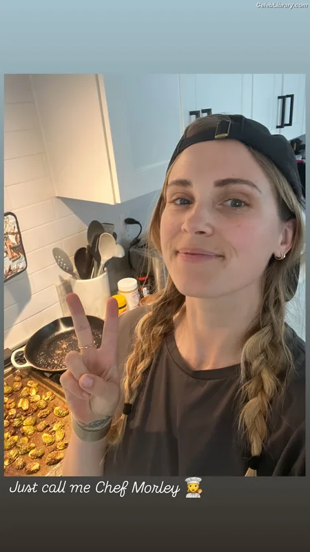 Eliza Taylor photo 8 of 158