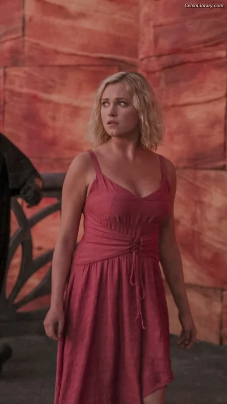 Eliza Taylor photo 11 of 158