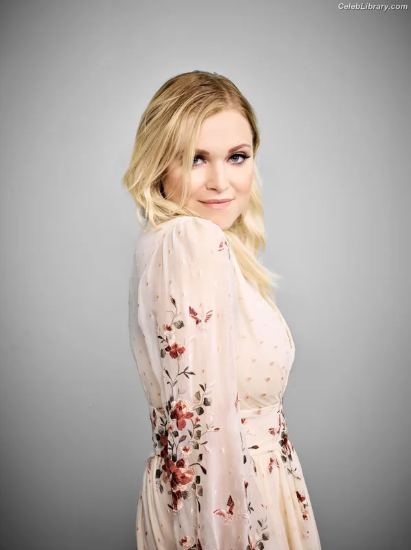 Eliza Taylor photo 11 of 158
