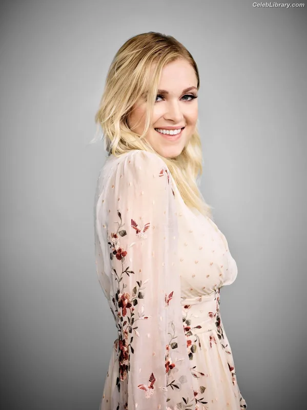 Eliza Taylor photo 14 of 158