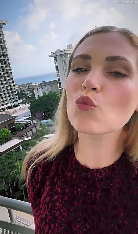 Eliza Taylor photo 4 of 158