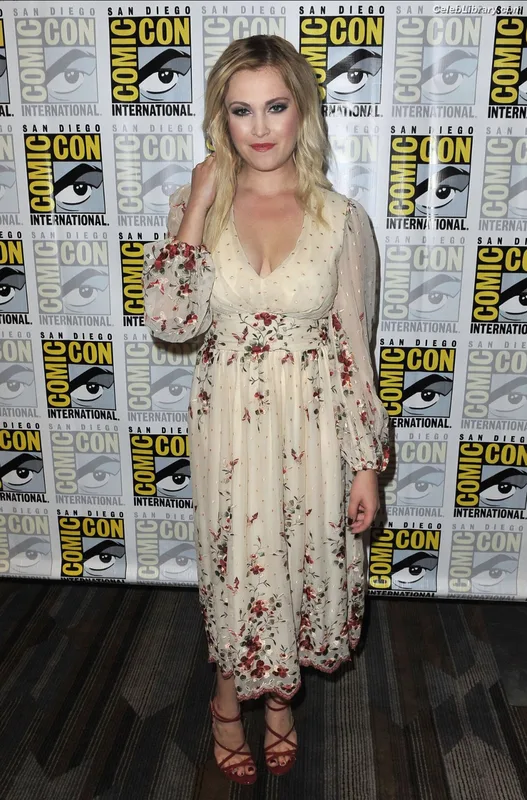 Eliza Taylor photo 16 of 158
