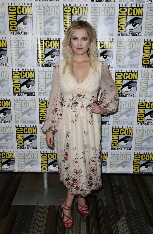 Eliza Taylor photo 18 of 158