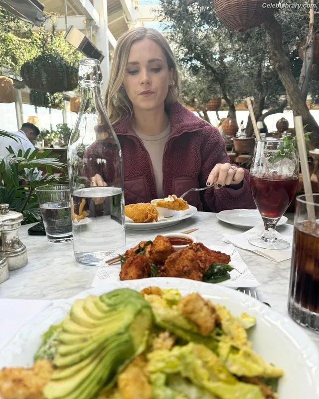 Eliza Taylor photo 21 of 158