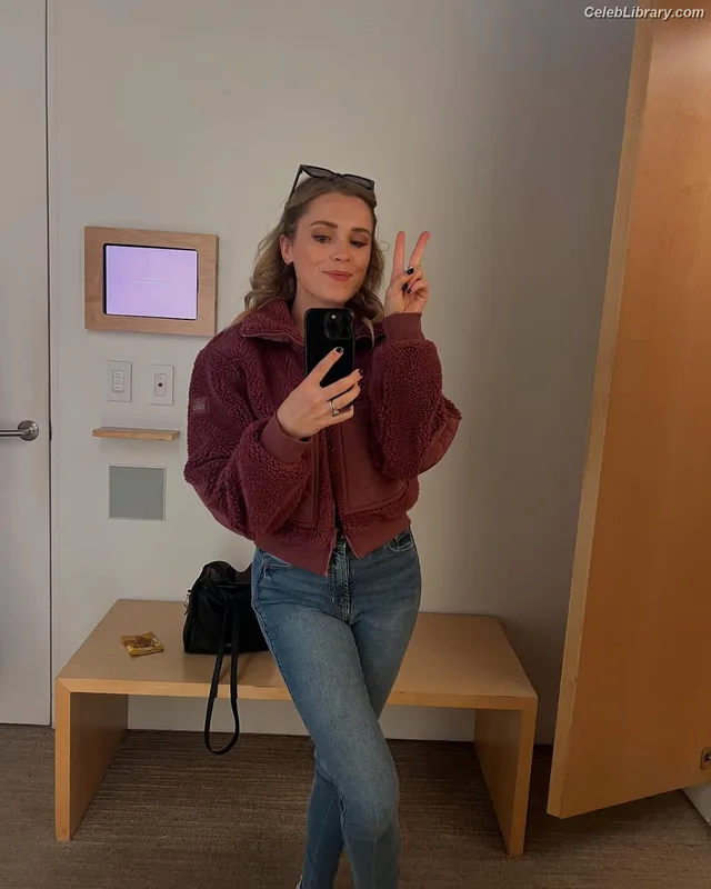 Eliza Taylor photo 1 of 158