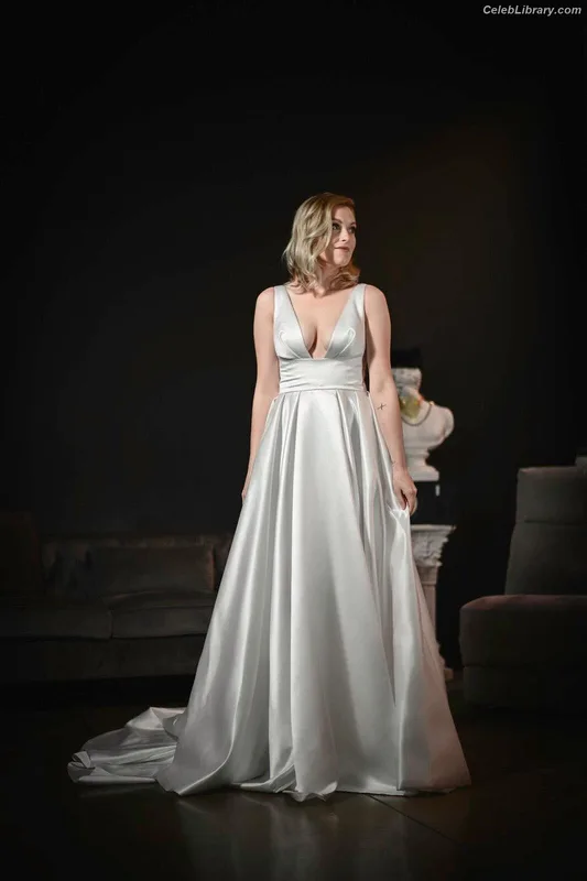 Eliza Taylor photo 8 of 158