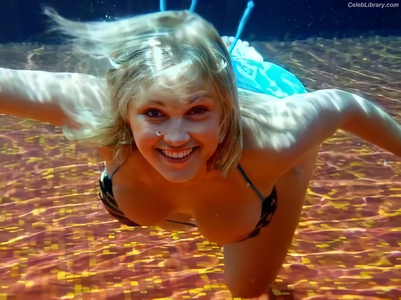 Eliza Taylor photo 9 of 158