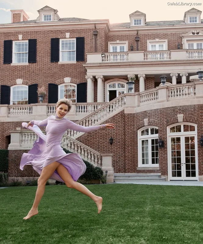 Elizabeth Banks photo 1 of 208