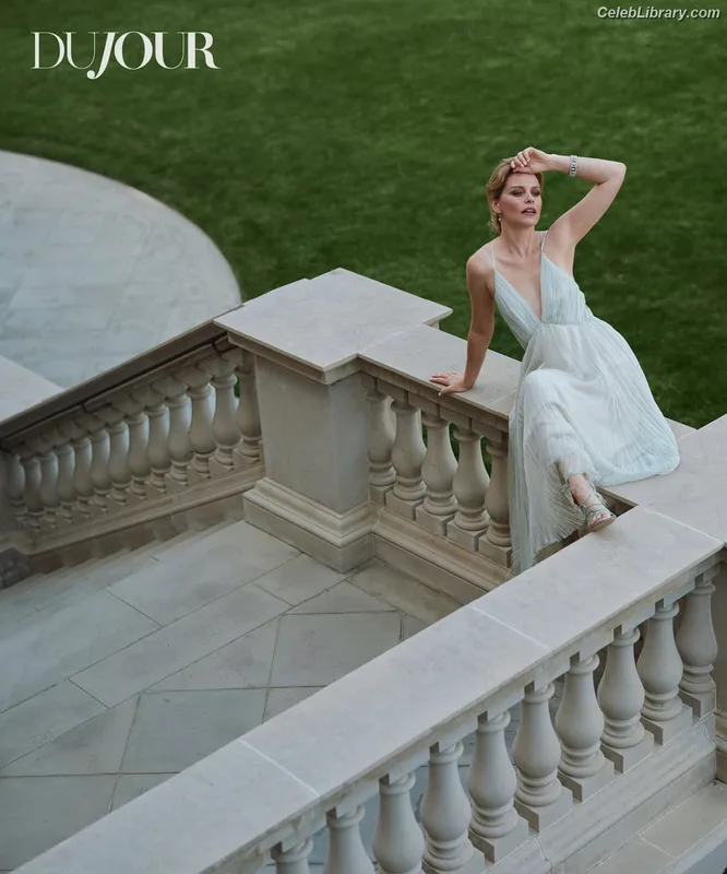 Elizabeth Banks photo 8 of 208