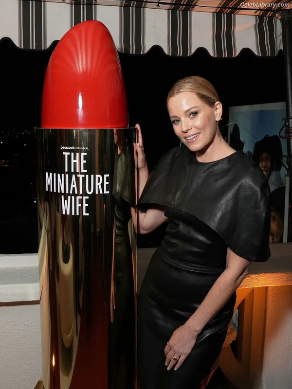 Elizabeth Banks photo 1 of 208
