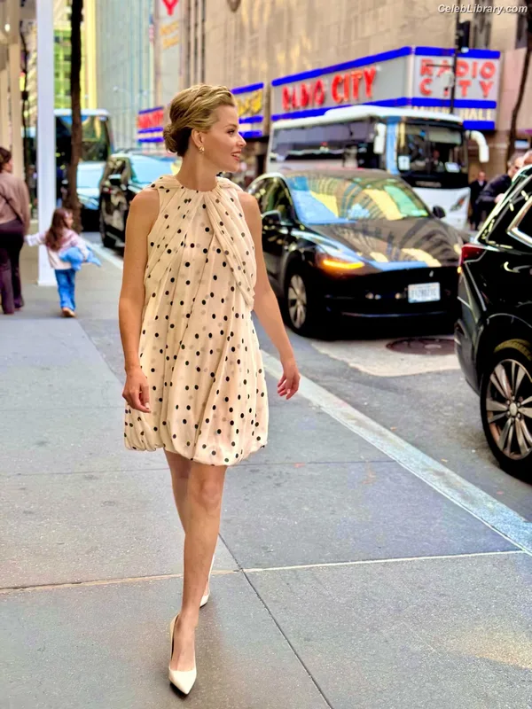 Elizabeth Banks photo 2 of 208