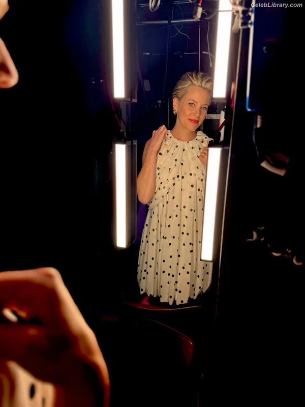 Elizabeth Banks photo 4 of 208