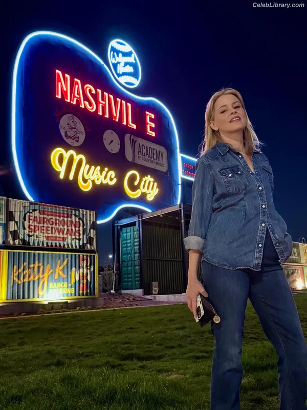 Elizabeth Banks photo 13 of 208