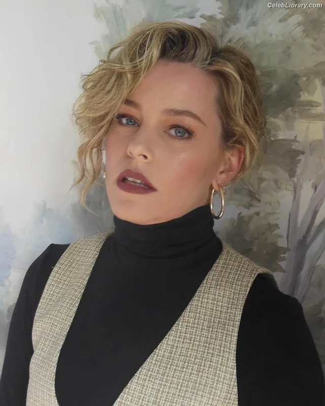 Elizabeth Banks photo 1 of 208