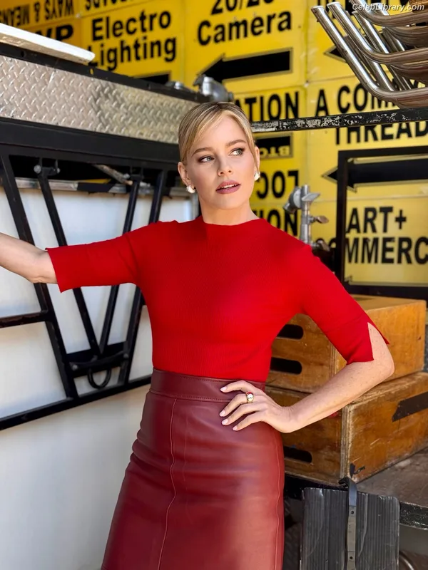 Elizabeth Banks photo 1 of 208