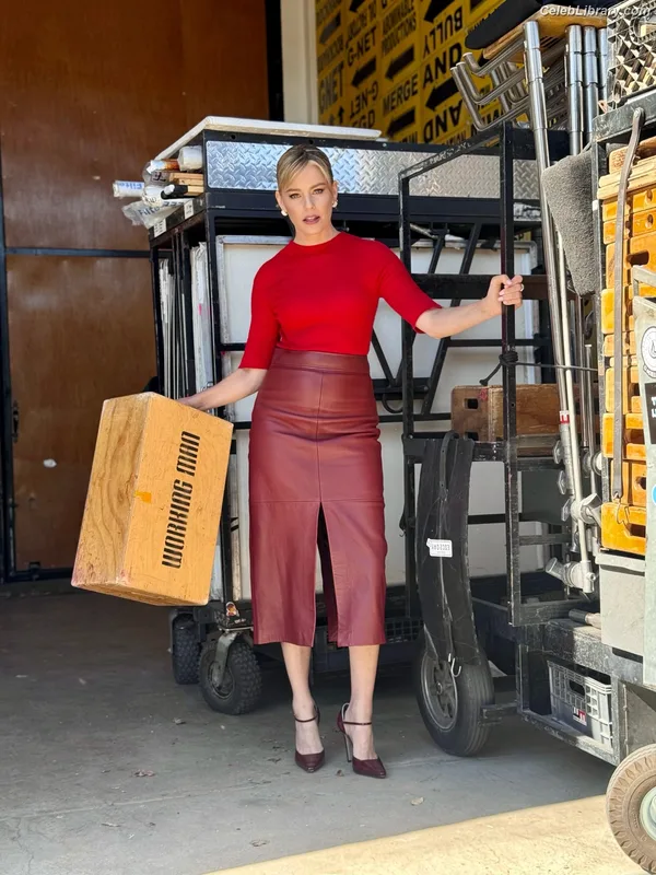 Elizabeth Banks photo 2 of 208
