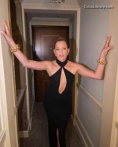 Elizabeth Banks photo 10 of 208