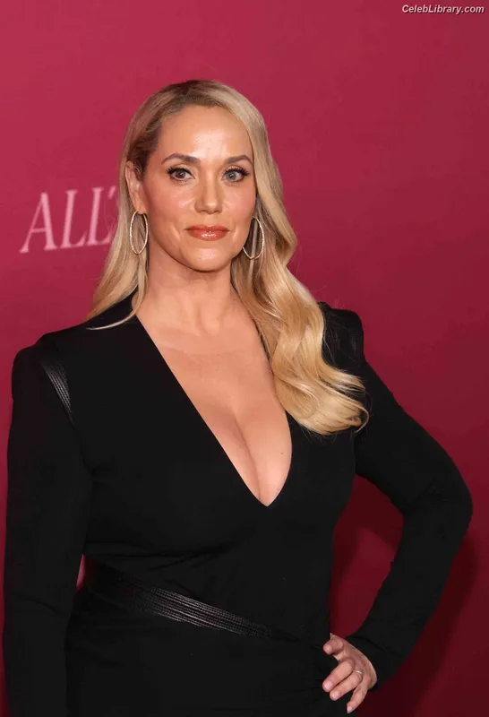 Elizabeth Berkley photo 18 of 65