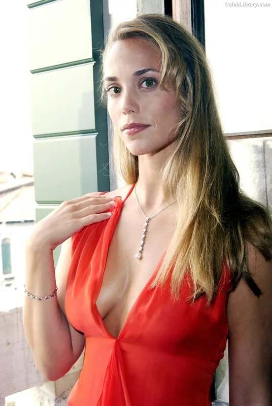 Elizabeth Berkley photo 15 of 65