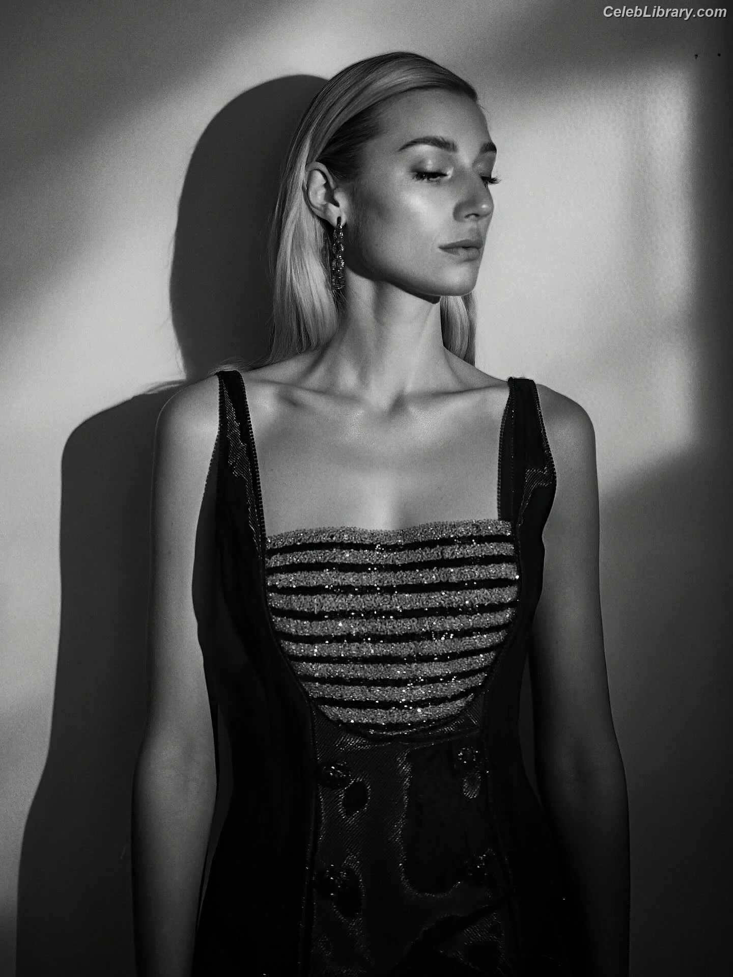 Elizabeth Debicki photo 7 of 334