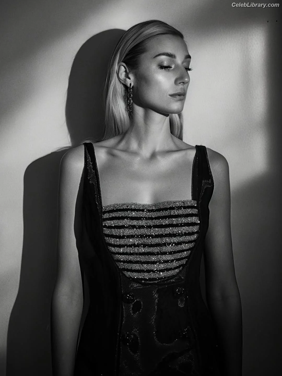 Elizabeth Debicki photo 18 of 334