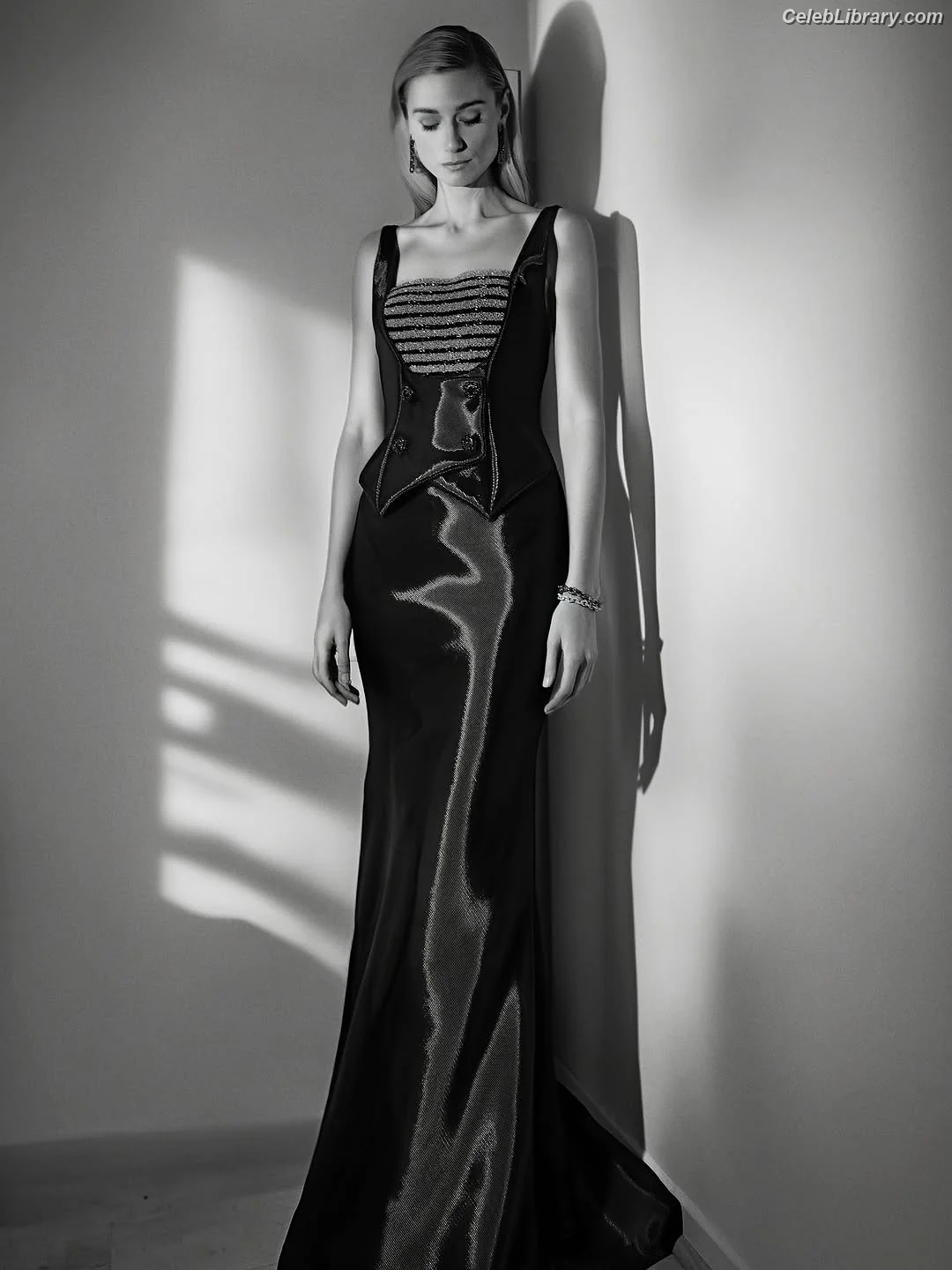 Elizabeth Debicki photo 24 of 334