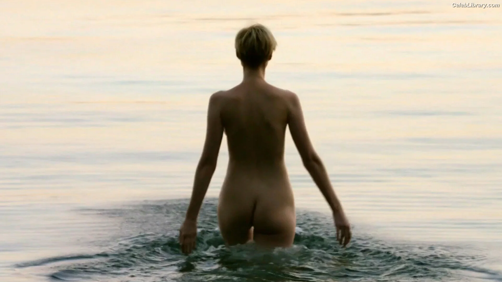 Elizabeth Debicki photo 4 of 334