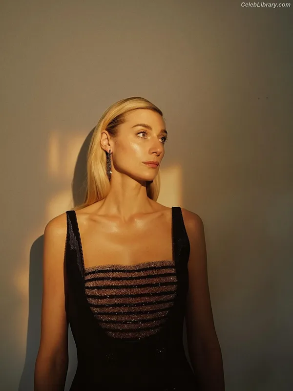 Elizabeth Debicki photo 2 of 335