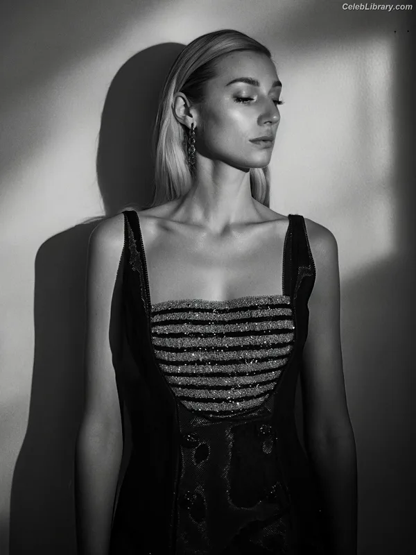 Elizabeth Debicki photo 7 of 335