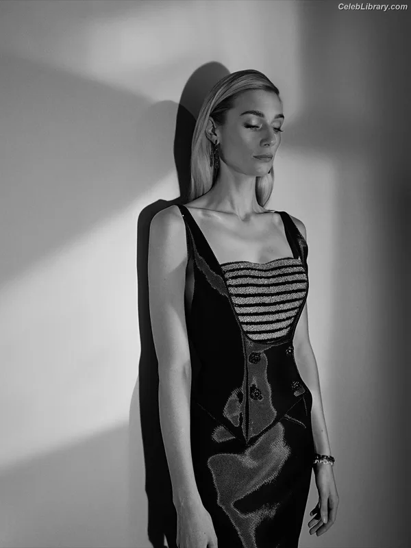 Elizabeth Debicki photo 8 of 335