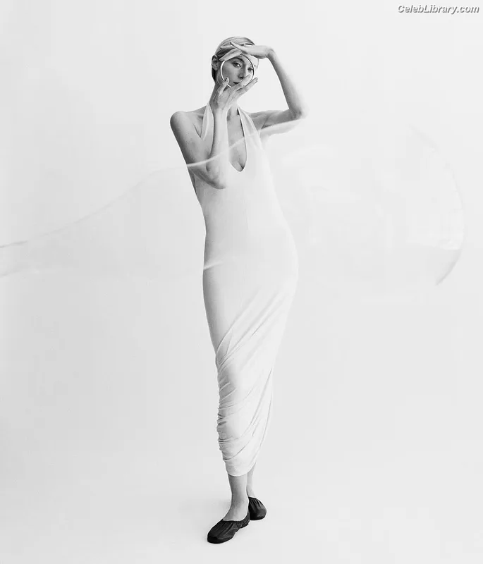Elizabeth Debicki photo 13 of 335