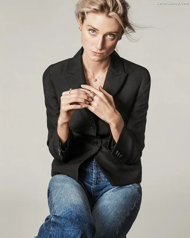 Elizabeth Debicki photo 3 of 335